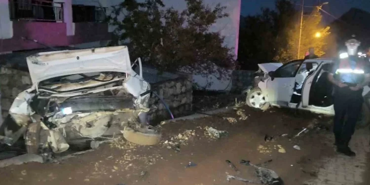 Adıyaman’da bir otomobil park halindeki araca çarptı: Dört kişi yaralandı