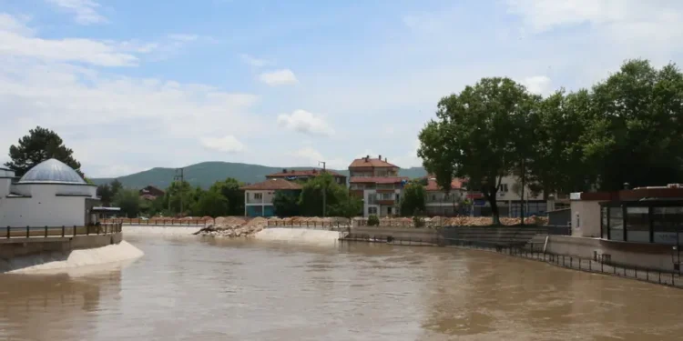 Yeşilırmak’ta taşkın alarmı: Turhal’da set çalışması başlatıldı