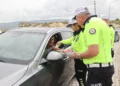 Trafik denetiminde polisler, sürücüleri kolonyayla karşıladı