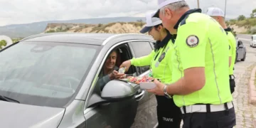 Trafik denetiminde polisler, sürücüleri kolonyayla karşıladı