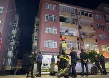 Kolonlarından ses geldi, 7 katlı bina boşaltıldı