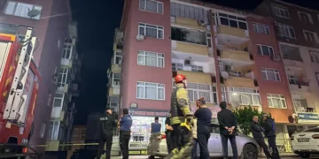 Kolonlarından ses geldi, 7 katlı bina boşaltıldı