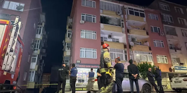 Kolonlarından ses geldi, 7 katlı bina boşaltıldı