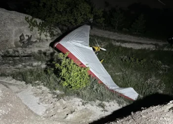 Turist taşıyan microlight acil iniş yaptı