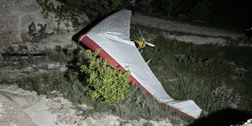 Turist taşıyan microlight acil iniş yaptı