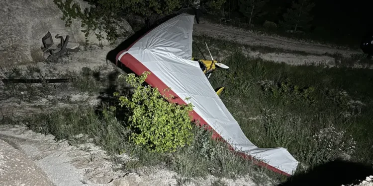 Turist taşıyan microlight acil iniş yaptı