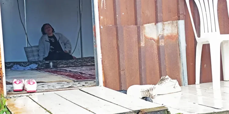Hatay’daki heyelanda çocuğunu kaybeden anne. “Güvende olsunlar diye kızıma göndermiştim”