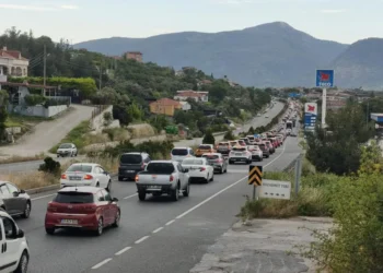 Tatilci akını devam ediyor: 22 kilometre araç kuyruğu oluştu