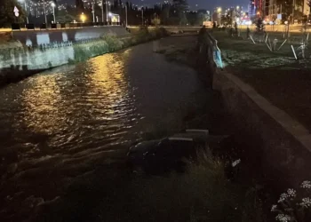 Dereye uçan aracını bırakıp kaçtı