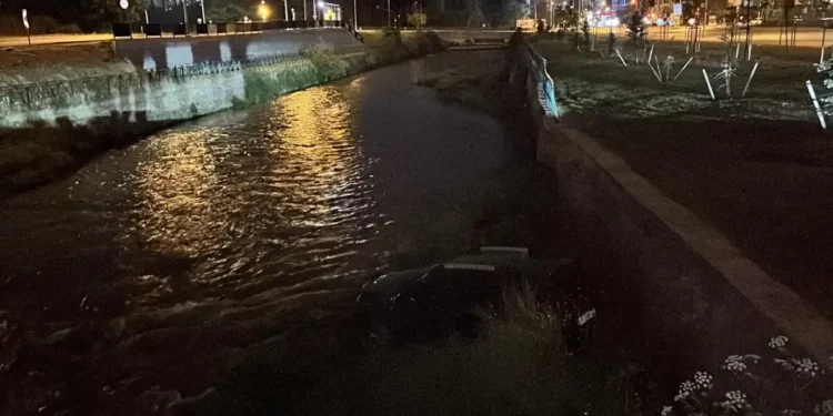 Dereye uçan aracını bırakıp kaçtı