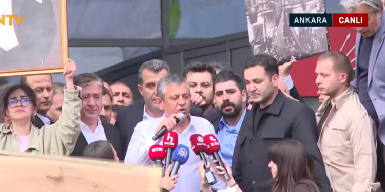 Özgür Özel CHP Genel Merkezi’nden ayrıldı