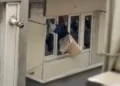 Sinir krizi geçirdi: Evin camlarını kırıp eşyaları sokağa attı