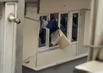 Sinir krizi geçirdi: Evin camlarını kırıp eşyaları sokağa attı