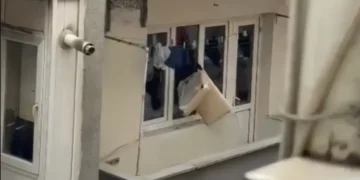Sinir krizi geçirdi: Evin camlarını kırıp eşyaları sokağa attı