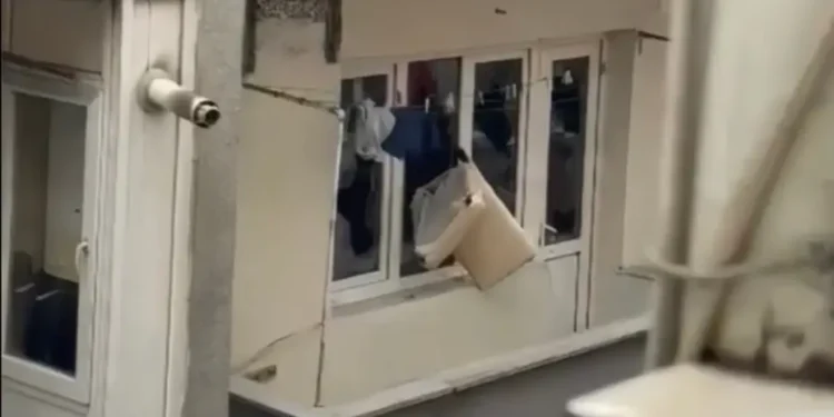 Sinir krizi geçirdi: Evin camlarını kırıp eşyaları sokağa attı