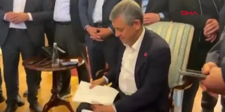 Özgür Özel, kendisine ulaştırılan tebligatı yırttı