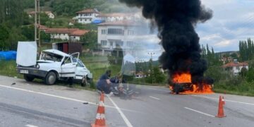 Kavşakta facia: Dede ve torunu yaşamını yitirdi, 2 kişi yaralandı