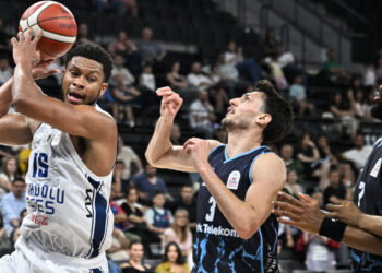 Anadolu Efes, çeyrek final serisinde öne geçti