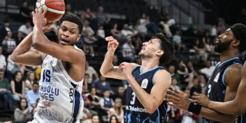 Anadolu Efes, çeyrek final serisinde öne geçti