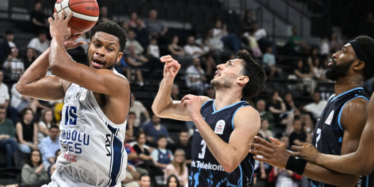 Anadolu Efes, çeyrek final serisinde öne geçti