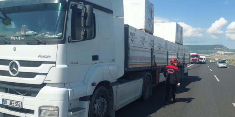 Arızayı gidermek isteyen kişi ve yanındakilere TIR çarptı: 1 ölü, 2 yaralı