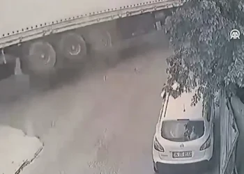 Korkunç kaza: Başakşehir’de devrilen tır 2 araca çarptı