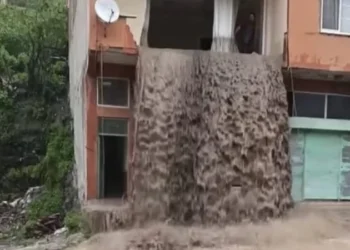Sel suları evin içinden geçip balkondan caddeye aktı