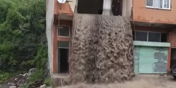 Sel suları evin içinden geçip balkondan caddeye aktı