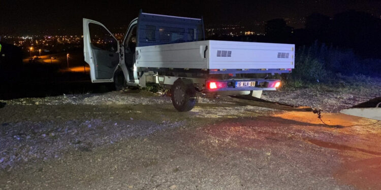 Bursa’da kamyonet şarampole uçtu