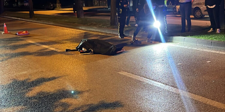 Bursa’da refüje çarpan motosikletli can verdi