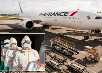 Uçakta Ebola paniği: ABD rotası Kanada ile değiştirildi