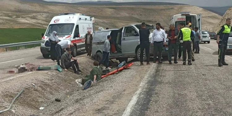 Bayram tatili yolunda feci kaza: 1 ölü 8 yaralı