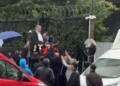 Genel merkezde otopark kapısına tırmanan CHP’li il başkan yaralandı