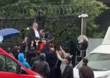 Genel merkezde otopark kapısına tırmanan CHP’li il başkan yaralandı