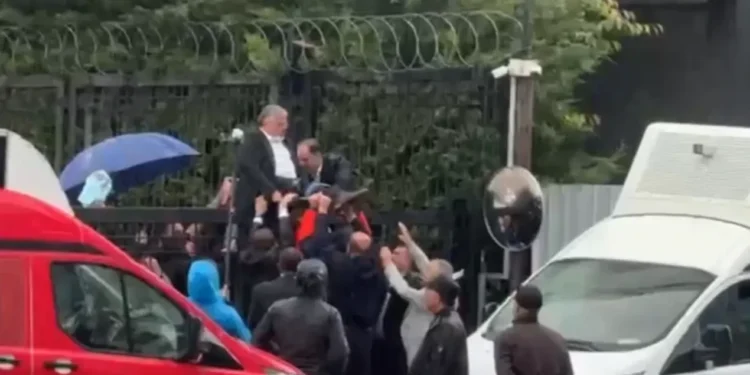 Genel merkezde otopark kapısına tırmanan CHP’li il başkan yaralandı