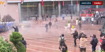 CHP Genel Merkezi’nde hareketli dakikalar. Polis tahliye için müdahale etti