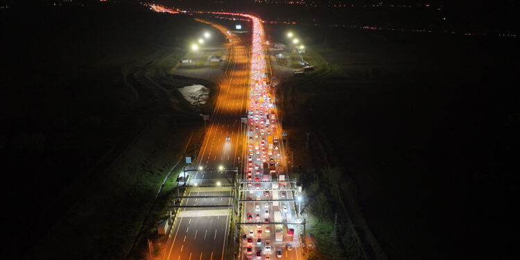 Çile başladı! Yollarda bayram trafiği manzarası!