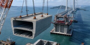 Dev beton bloklar tek tek suya indirildi: Alt katında hızlı tren, üst katında otoyol olacak
