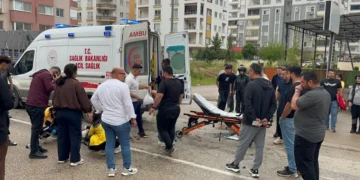 Adana’da motosiklet hafif ticari araca çarptı: İki kişi yaralandı