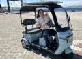 Güneş paneli taktığı elektrikli motosikletle ‘ücretsiz’ yolculuk yapıyor: ‘Uzun kabloyu nereye takarız’ derdi hiç yok
