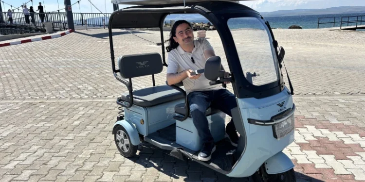 Güneş paneli taktığı elektrikli motosikletle ‘ücretsiz’ yolculuk yapıyor: ‘Uzun kabloyu nereye takarız’ derdi hiç yok