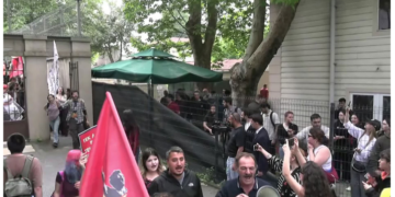 Kapısına kilit vurulan okulun öğrencileri ayağa kalktı