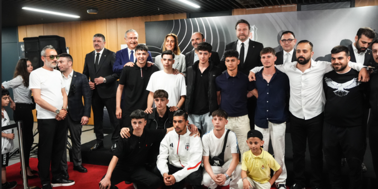 Beşiktaş bayramı taraftarıyla kutladı