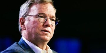 Eski Google CEO’su yaptığı açıklamalar yüzünden yuhalandı