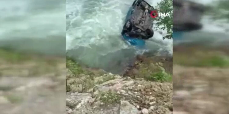 Giresun’da kontrolden çıkan otomobil dereye devrildi: Karı-koca hayatını kaybetti