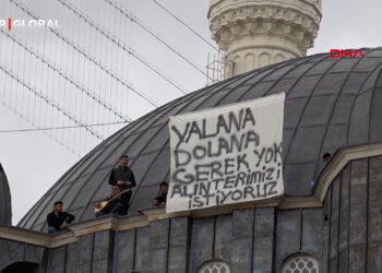 İşçilerden caminin kubbesinde sazlı türkülü protesto: Alınterimizi istiyoruz