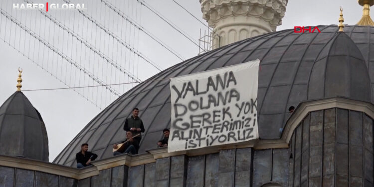İşçilerden caminin kubbesinde sazlı türkülü protesto: Alınterimizi istiyoruz