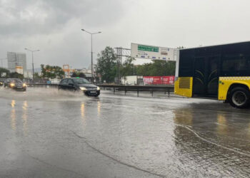 İstanbul’da etkili olan sağanak vatandaşlara zor anlar yaşattı