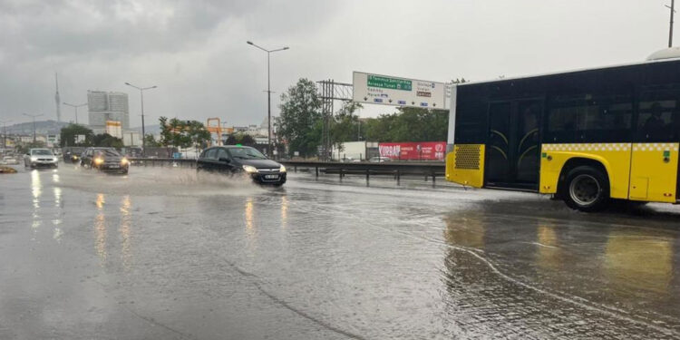 İstanbul’da etkili olan sağanak vatandaşlara zor anlar yaşattı