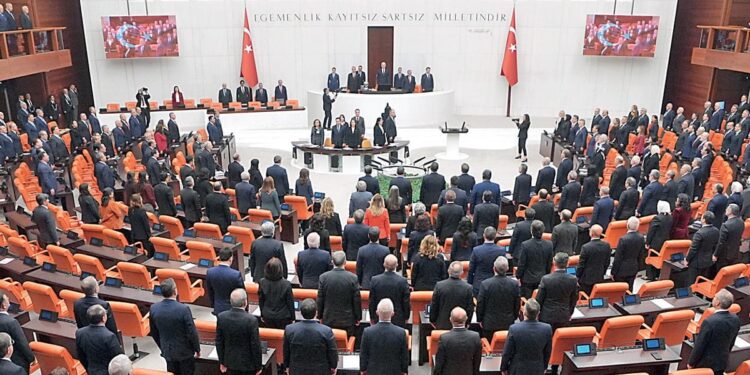 AKP kaostan yararlanıp basına kısıtlama getiriyor